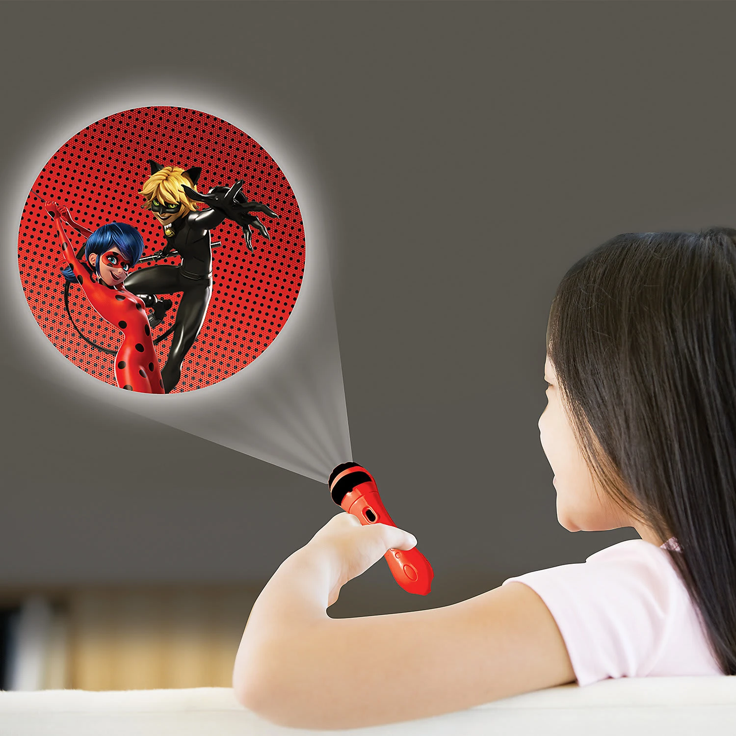 LEXIBOOK Miraculous - Story Projektor - Nachtlicht + Taschenlampe Mit Projektor 2 LEXIBOOK Miraculous - Story Projektor - Nachtlicht + Taschenlampe Mit Projektor – Bild 2